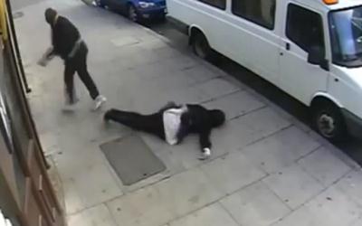 بريطانيا.. اعتقال رجل “فرشخ” فتاة مسلمة (فيديو)