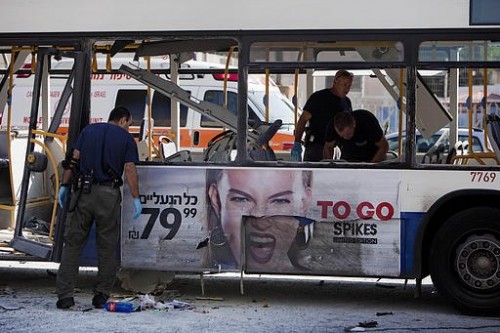 لأول مرة منذ 6 سنوات.. انفجار حافلة وسط تل أبيب وإنذارات في مناطق أخرى (فيديو)