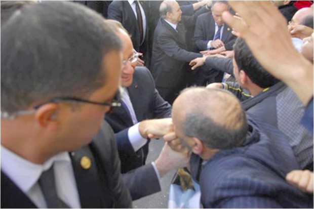 فضيحة الجيران.. جزائري يقبل يد الرئيس الفرنسي