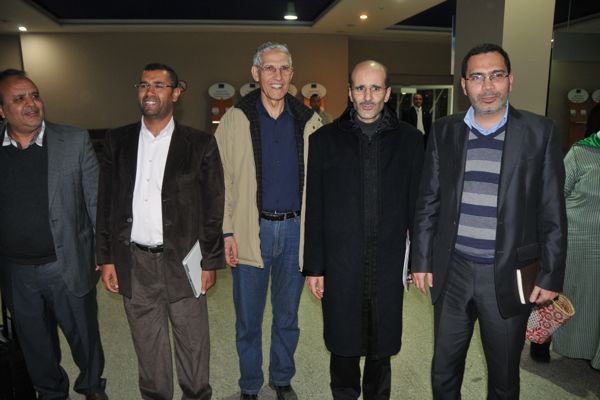 الخلفي أثناء استقبال مراد بوريقي في المطار: آش واقع؟