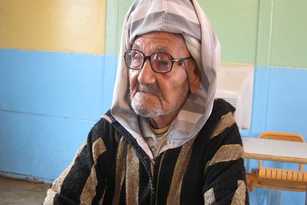 عاش عام الجوع والحركات وتزوج 6 نساء.. شيخ مغربي عمره 126 سنة!!
