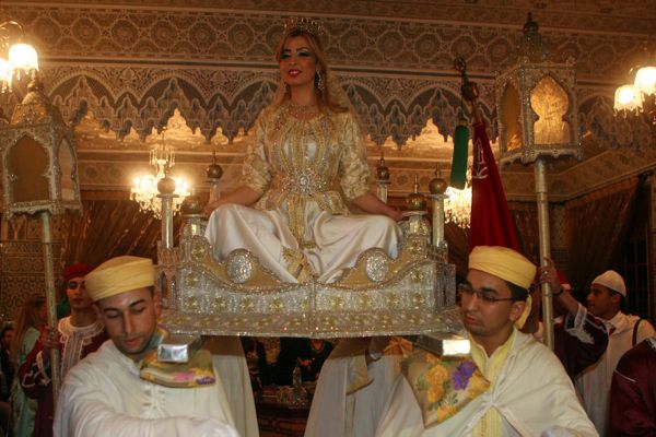 ملكة جمال العرب بالقفطان.. نادين فهد فوق العمارية (صور)