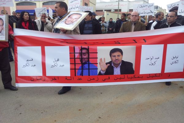المطالبة بمحاكمة قتلة آيت الجيد.. متظاهرون يرفعون صورة حامي الدين (صور)