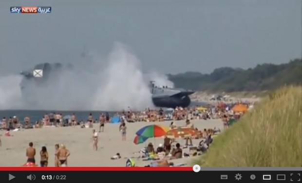 روسيا.. سفينة حربية تصطدم بشاطئ مزدحم