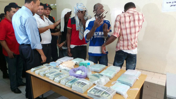 كازا.. الأمن يعتقل عصابة تزور الدولار (صور)