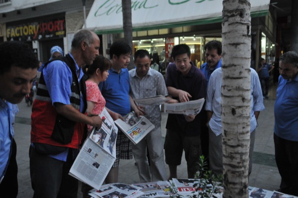 بعد قضية المافيا الصينية في المغرب.. الشينوا يتهافتون على الجرائد (صور)