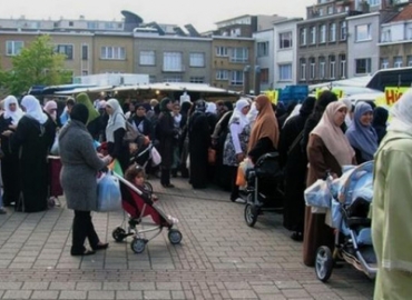 هولندا.. مغاربة يدافعون على عدم تخفيض التعويضات العائلية