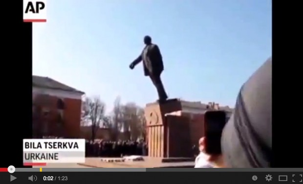 أوكرانيا.. تدمير تماثيل لينين