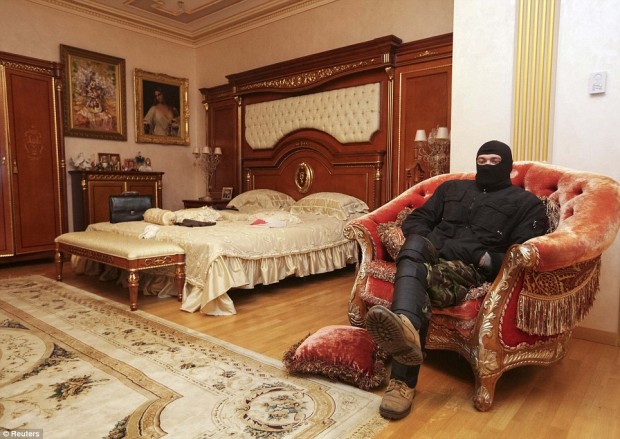 بالصور.. اقتحام المنزل الفخم للرئيس الأوكراني المعزول