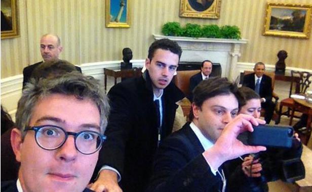 طلب منهم الأمن الانضباط.. الصحافيون الفرنسيون دارو السيبة في مكتب أوباما (صور)