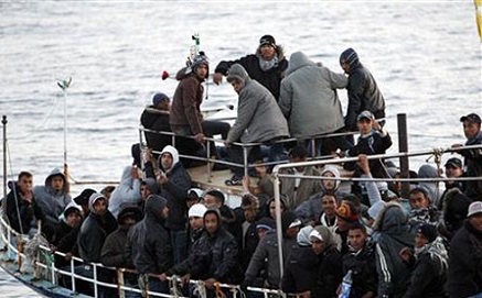 ألميرية.. إنقاذ 16 مهاجرا مغاربيا