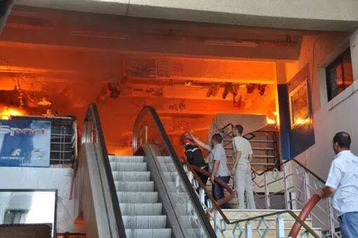 ثمان ساعات لاحتواء الحريق والخسائر بالملايين.. النيران تلتهم 870 دكانا في أكبر سوق في الناظور (صور)