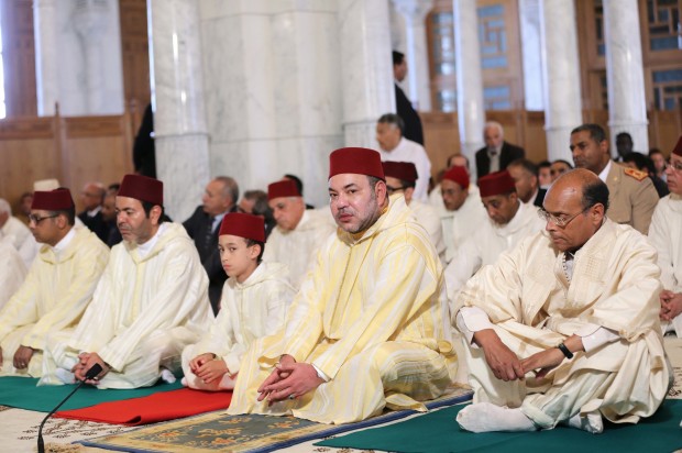 تونس.. الملك يصلي في مسجد الإمام مالك بن أنس (صور)