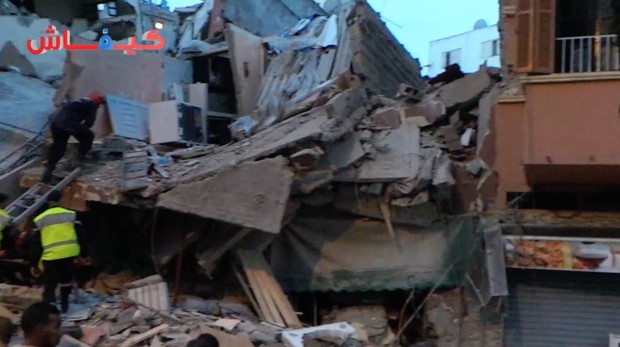 بالفيديو والصور.. كارثة مقتل شخصين في انهيار 3 منازل في كازا