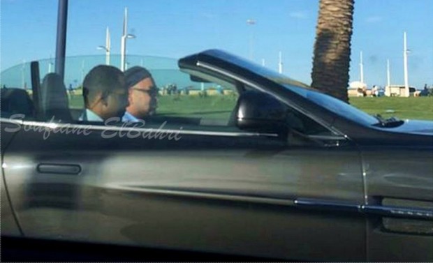 ظهر في صورة المركب وبجانبه في السيارة.. الشريف محمد العلوي يرافق الملك في عطلته (صور)