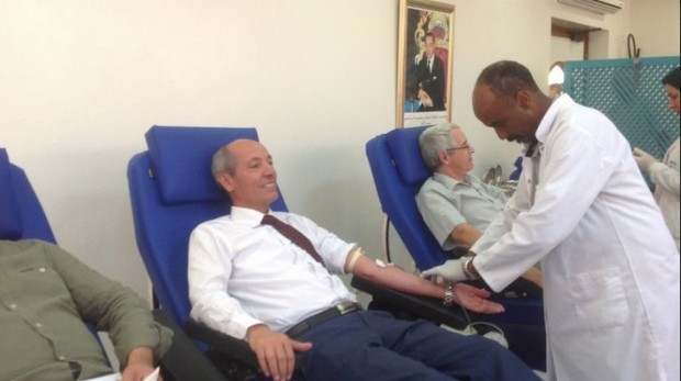 وزير التشغيل يتبرع بالدم