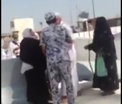 السعودية.. رجل أمن يعتدي على حاج