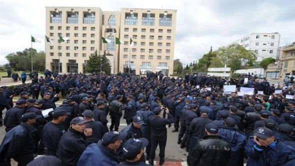 الجزائر.. الشرطة تحتج أمام مقر الرئاسة عاوتاني