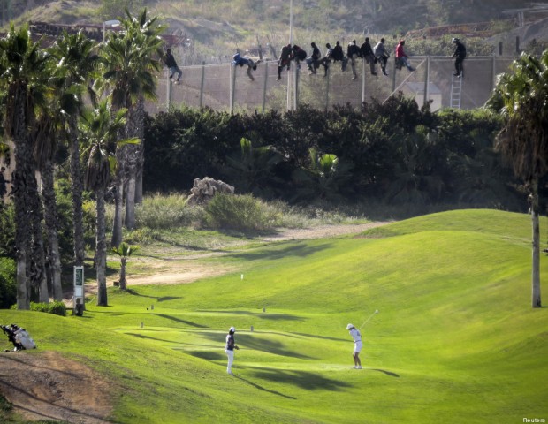 13 ساعة فوق السياج الحدودي لمليلية.. مهاجرون في ملعب الغولف