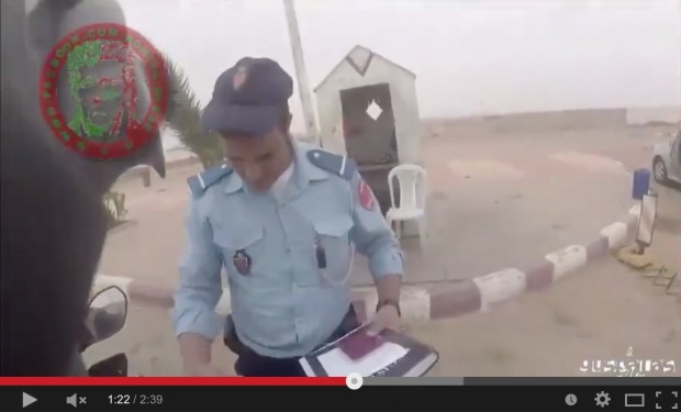 طانطان.. توقيف الشرطيين اللذين ظهرا في فيديو السائح الإسباني (فيديو)