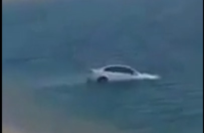 الضصارة.. سعودي يغرق سيارته في البحر
