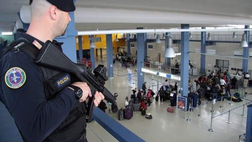 إيطاليا .. فرار ثلاثة جزائريين من طائرة في مطار روما