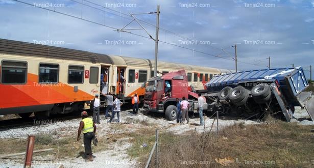 اصطدام بين قطار وشاحنة.. إصابة سائق القطار ومساعده وسائق الشاحنة وoncf  يعتذر (صور)