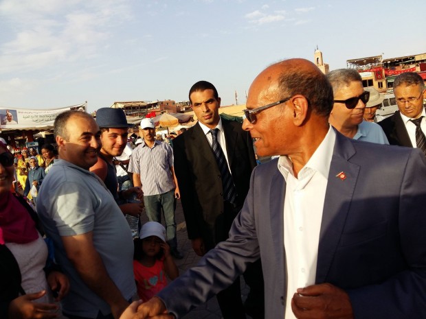 بالصور.. الرئيس التونسي السابق منصف المزوقي يتجول في ساحة جامع الفن