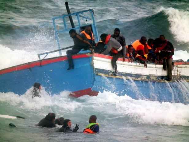 غرق باخرة في البحر الأبيض المتوسط.. أنباء عن فقدان مئات الأشخاص