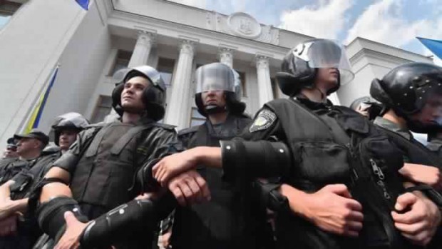 أوكرانيا.. إصابة 15 شرطيا في انفجار أمام البرلمان