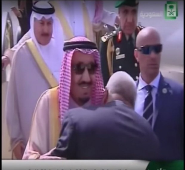فيديو.. مغاربة غاضبون من طريقة تحية ابن كيران ومسؤول مغربي للعاهل السعودي
