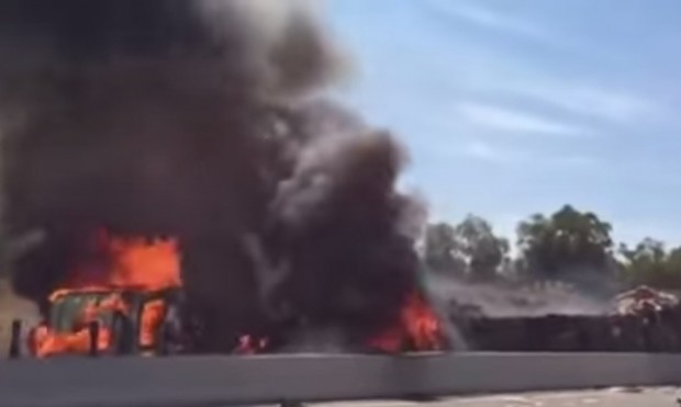 السائق نجا بأعجوبة.. انقلاب شاحنة بين كازا والمحمدية (فيديو)
