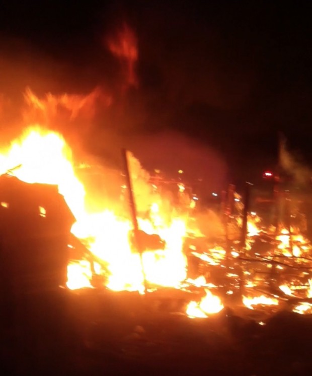 كازا.. النيران تلتهم حوالي 50 عربة في سوق عشوائي