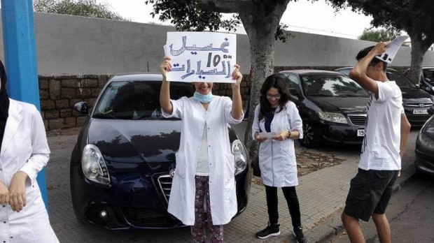 كازا.. أطباء المستقبل يبيعون الكلينيكس ويغسلون السيارات (صور)