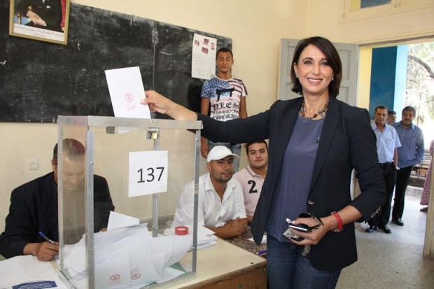 ألبوم الانتخابات.. نبيلة منيب في مكتب التصويت