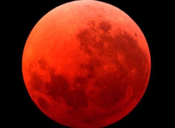 القمر الدامي.. قمر أحمر بسبب خسوف نادر