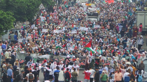 كازا.. مغاربة بكوفيات وأعلام فلسطينية لمساندة انتفاضة الأقصى