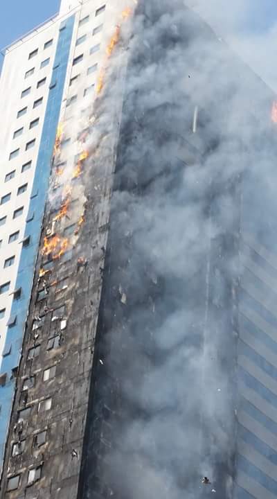 فيديو وصور.. حريق هائل في أحد مباني الشارقة