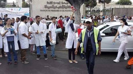 لتزامنها مع زيارة ملكية.. طلبة الطب في الدار البيضاء يؤجلون وقفة احتجاجية