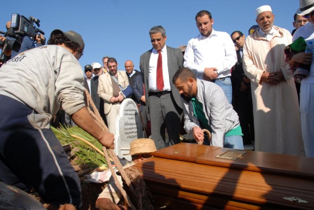 بالصور.. جنازة الشاب المغربي الذي قُتل في تفجيرات باريس