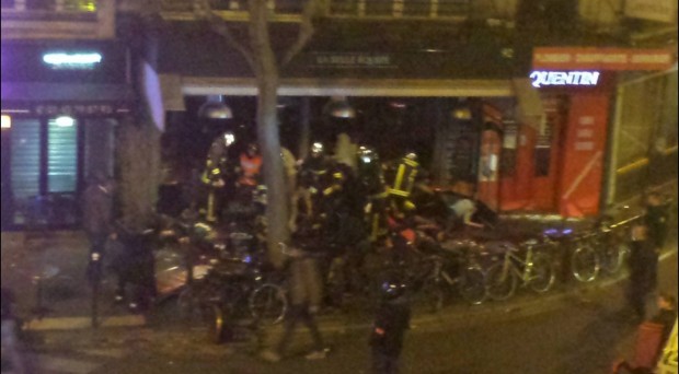 عاجل.. إطلاق نار وانفجارات في العاصمة الفرنسية وإجلاء للرئيس من ملعب (صور)