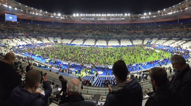 الجيش في شوارع باريس.. جمهور على أرضية الملعب واعتقالات و30 قتيلا