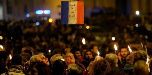 تضامنا مع ضحايا هجمات باريس.. شموع أمام قنصلية فرنسا في كازا