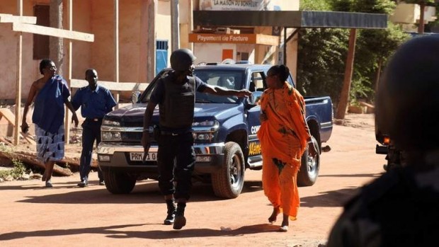 وزارة الخارجية: رهينة مغربي تمكن من مغادرة فندق باماكو