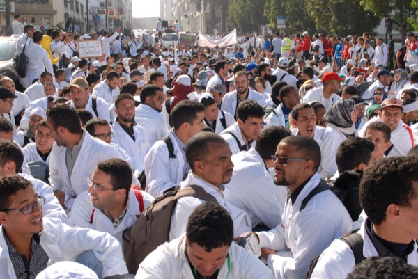 9 آلاف أستاذ في الرباط.. مسيرة بيضاء ضد مرسومي بلمختار (صور)