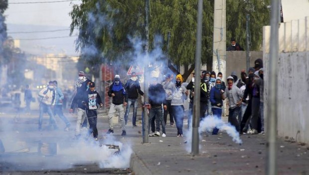 مقتل رجل أمن واحتجاجات في القصرين.. تونس تغلي