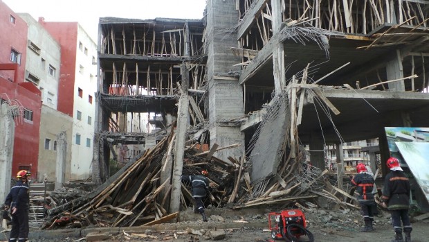 عاملان تحت الأنقاض و3 في المستشفى.. انهيار بناية يملكها بودريقة في كازا (صور)
