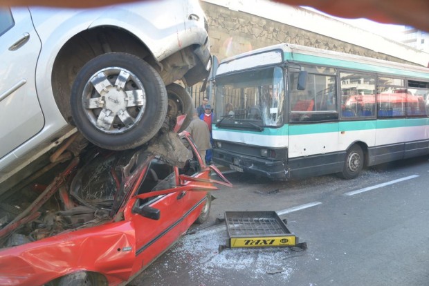 حادث آخر.. الحافلات المجنونة تهدد البيضاويين (صور)