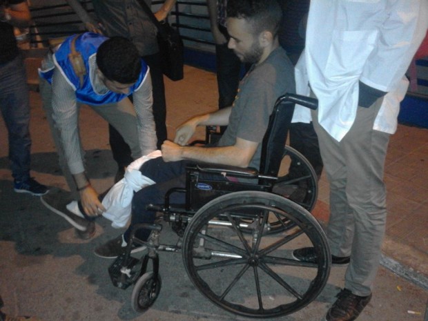 محتجون على رئيس الحكومة في طنجة: سيارة ابن كيران كسرت رجل واحد منا! (صور)