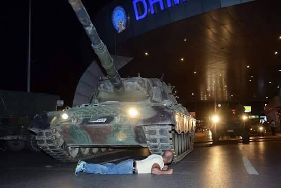 تركيا.. مواطن يتحدى الدبابة